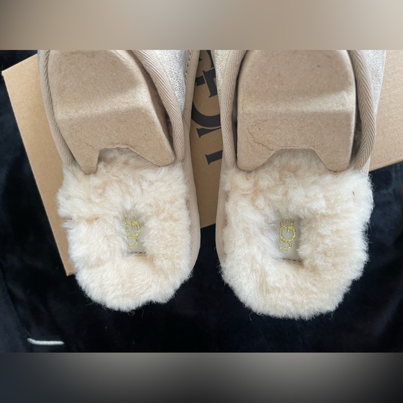 UGG KIDS NEW Keegan SLIPPERS Slides SHEEPSKIN Metallic Gold size 2. - Picture 6 of 6